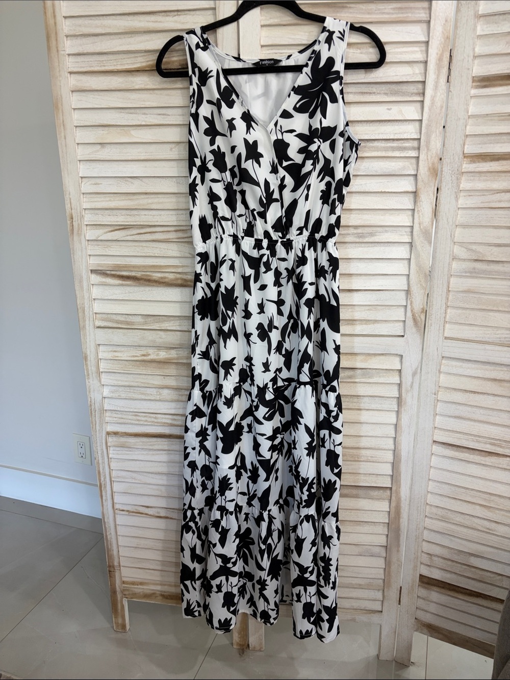 Fashion Black and White Floral V-Neck Tiered Maxi Dress